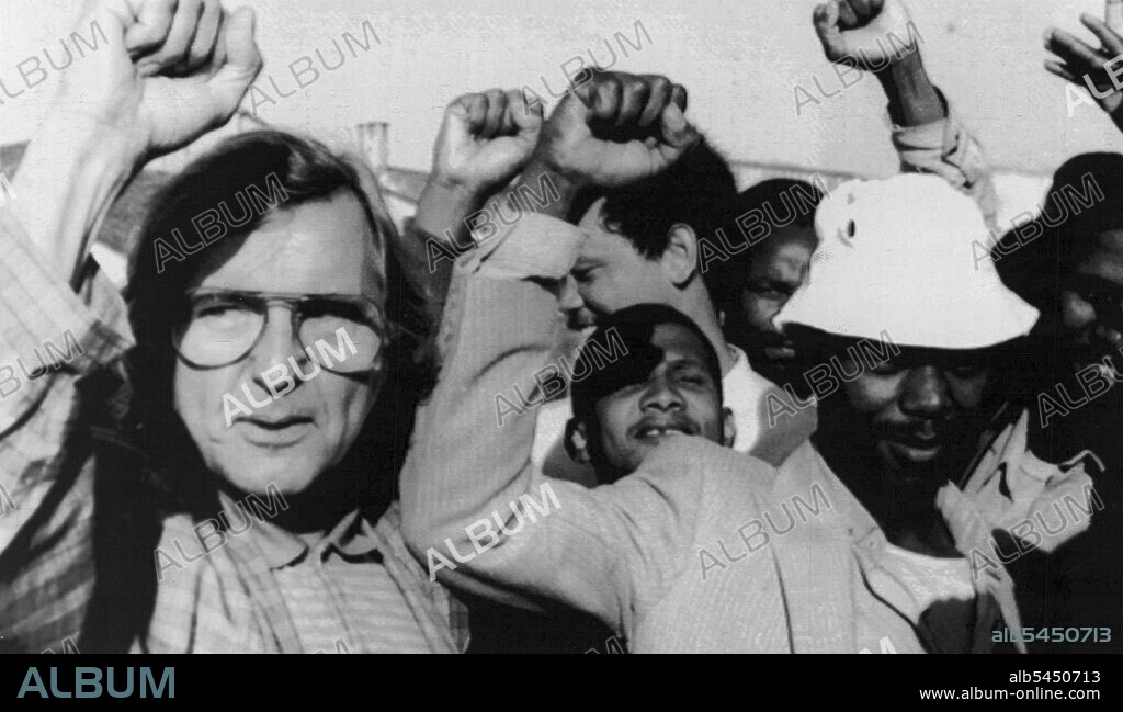 Willi Hoss, left, a member of West Germany's Greens Party and one of their represents at the Bundestag, raises his first in solidarity with striking workers outside Mercedes Benz' plant in East London, South Africa Thursday Hoss is visiting the workers who were dismissed yesterday after a five-week strike. September 10, 1945. (Photo by AP Laserphoto).