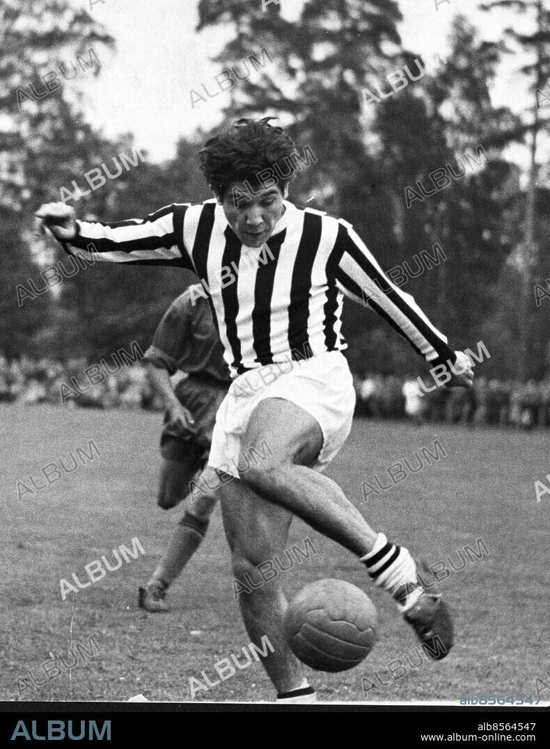 ARKIV-570626 Omar Sivori, Juventus, nyförvärv från Argentina i aktion i en tränbingsmatch mot allsvenska Öster. Foto: Arne Schweitz Kod: 1049 . COPYRIGHT SCANPIX SWEDEN.