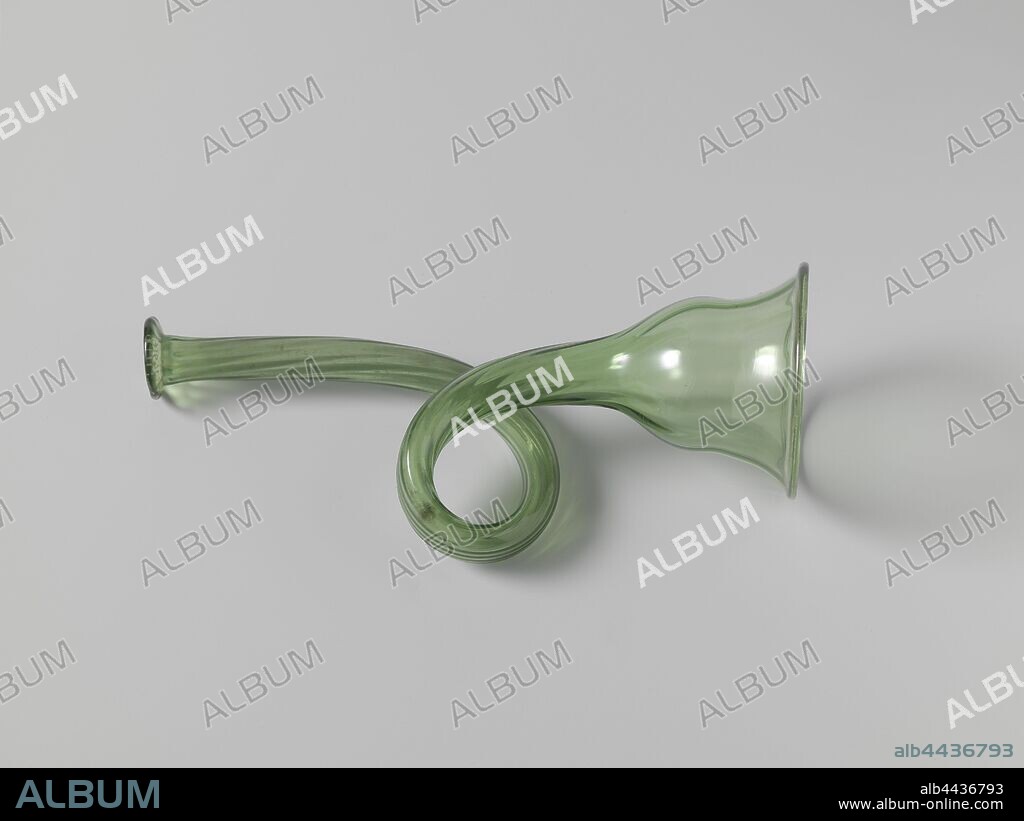 Glass trumpet, Smooth, curved ribbed tube, ending in a bell-shaped ribbed sound cup, a bent mouthpiece on the narrow side. Green glass., anonymous, Europe, c. 1700 - c. 1900, glass, l 19.7 cm.