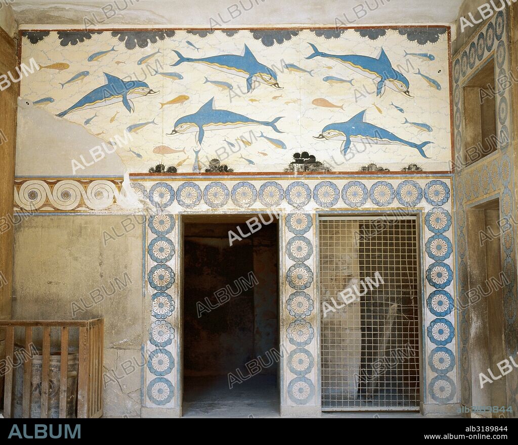 PALACIO DE KNOSSOS (1700-1450 a. C.). Vista del MEGARON DE LA REINA, en el ala oriental del palacio. Destaca el FRISO DE LOS DELFINES, pintura mural adornada con delfines, erizos de mar y peces. Los frescos de bandas de espirales son algo posteriores. CRETA. Grecia.