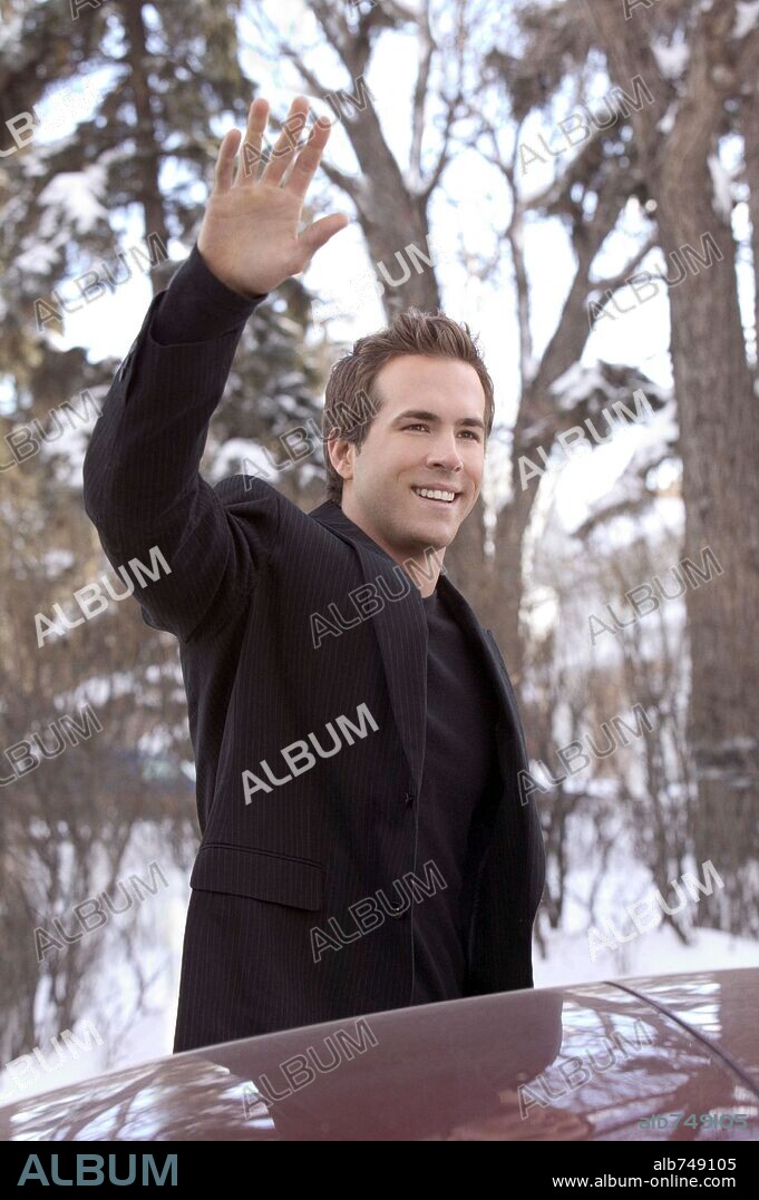 RYAN REYNOLDS en SÓLO AMIGOS, 2005 (JUST FRIENDS), dirigida por ROGER KUMBLE. Copyright NEW LINE CINEMA / MARKFIELD, ALAN.