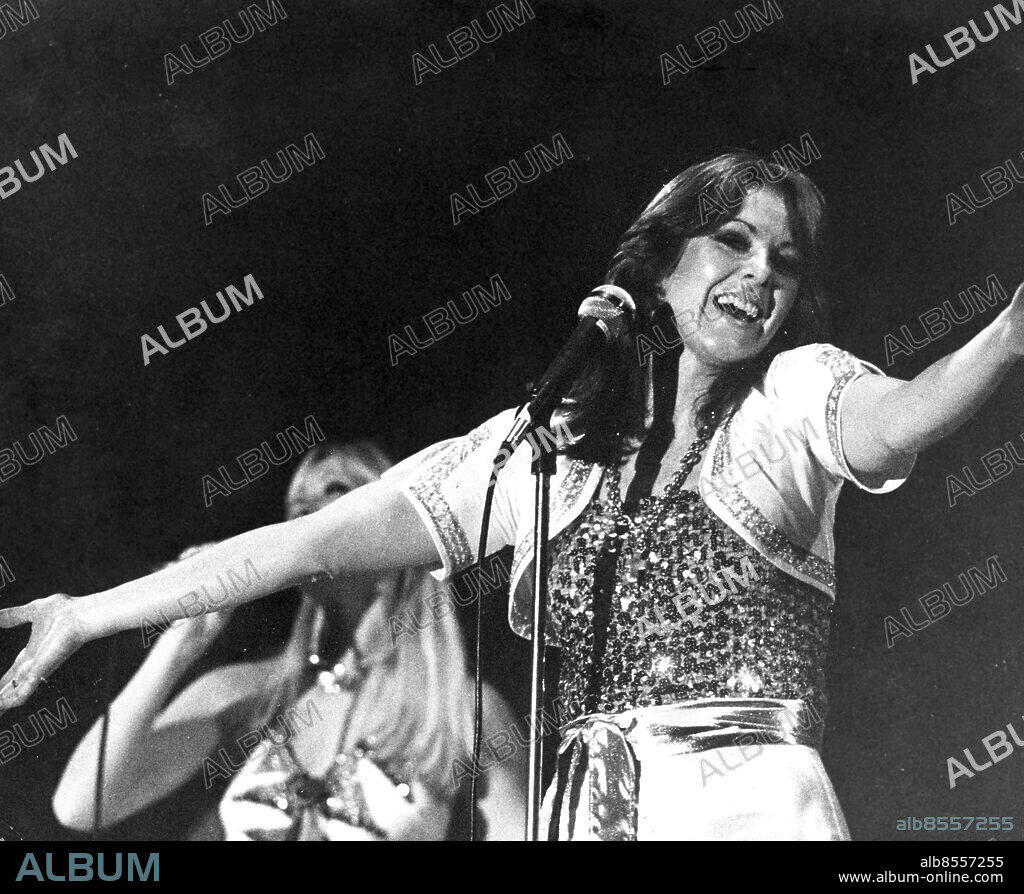 Göteborg 1977-01-28. Anni-Frid Lyngstad på scen med ABBA 1977.. Foto: Lars Jansson / Expressen / TT / Kod: 22. ** AFTONBLADET OUT **.