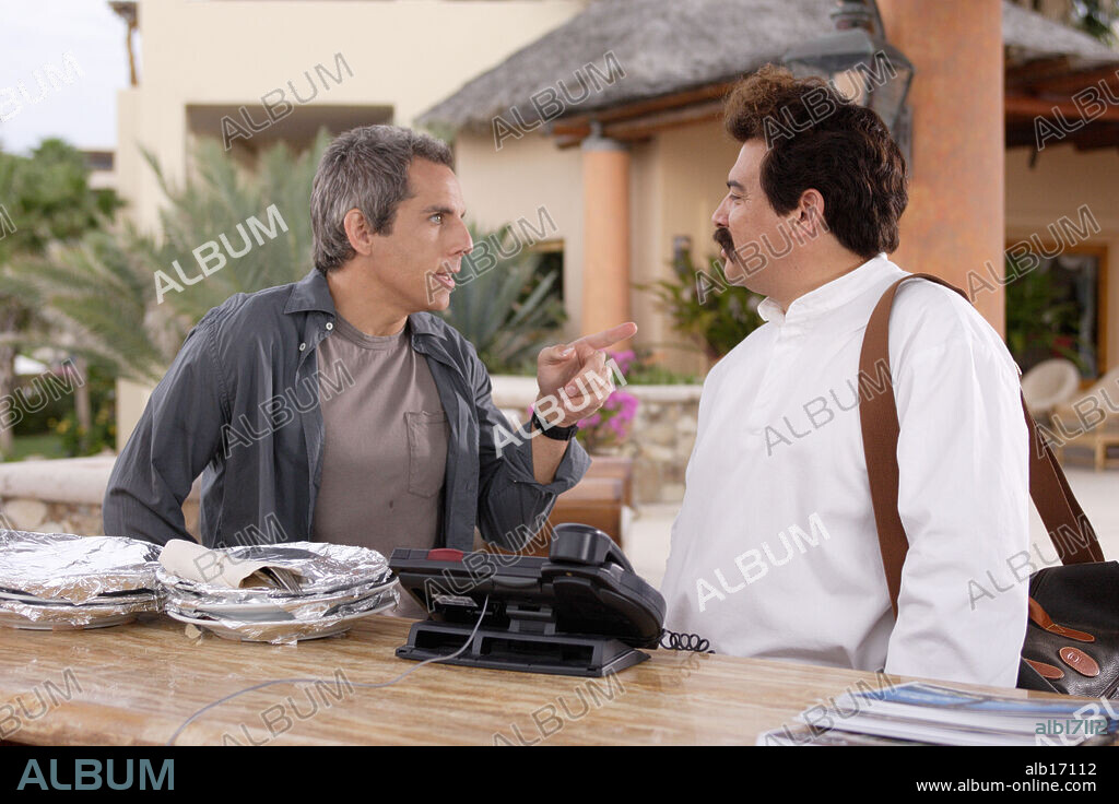 BEN STILLER y CARLOS MENCIA en MATRIMONIO COMPULSIVO, 2007 (THE HEARTBREAK KID), dirigida por BOBBY FARRELLY y PETER FARRELLY. Copyright DREAMWORKS PICTURES / ROSENTHAL, ZADE.