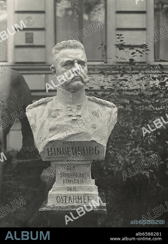 Hindenburg, Paul von Generalfeldmarschall u. Reichspräsident (1924-35); Posen 2.10.1847-Neudeck ( Westpreußen) 2.8.1934.-Porträtbüste mit Inschrift, die sich auf Hindenburg als Oberbefehlshaber der 8. Armee an der Ostfront im Ersten Weltkrieges 1914/18 bezieht.-Skulptur. (Ohne nähere Angaben).