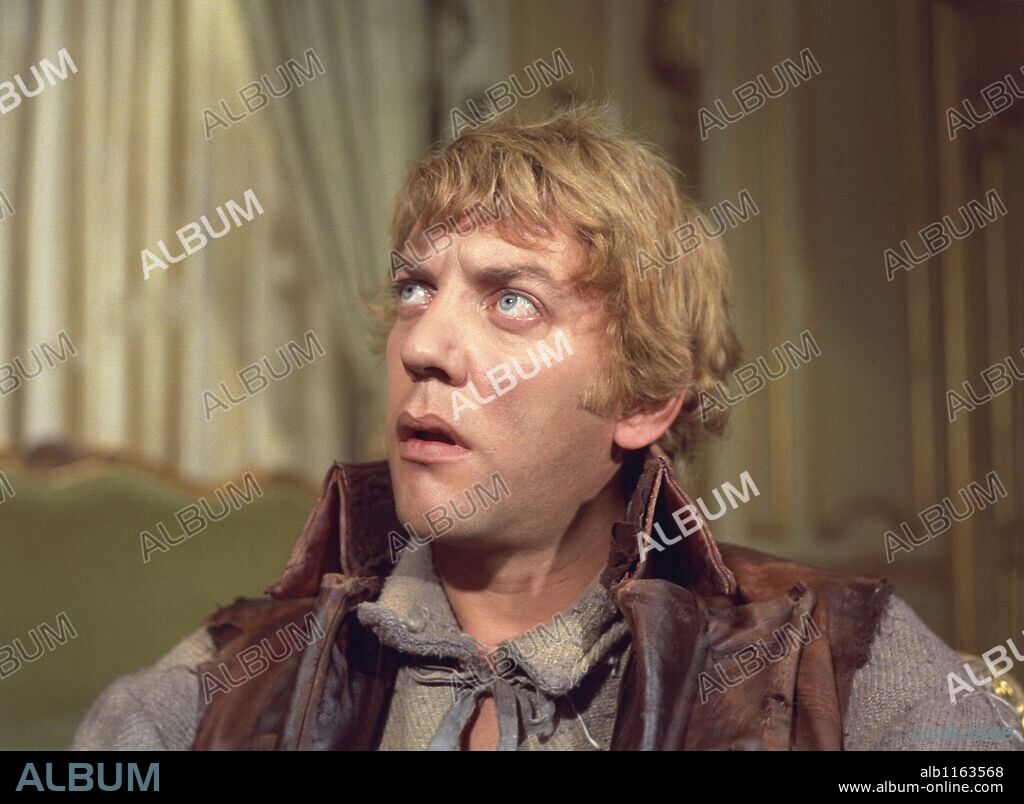 DONALD SUTHERLAND in START THE REVOLUTION WITHOUT ME, 1970, directed by BUD YORKIN. Copyright NORBUD FILMS.
