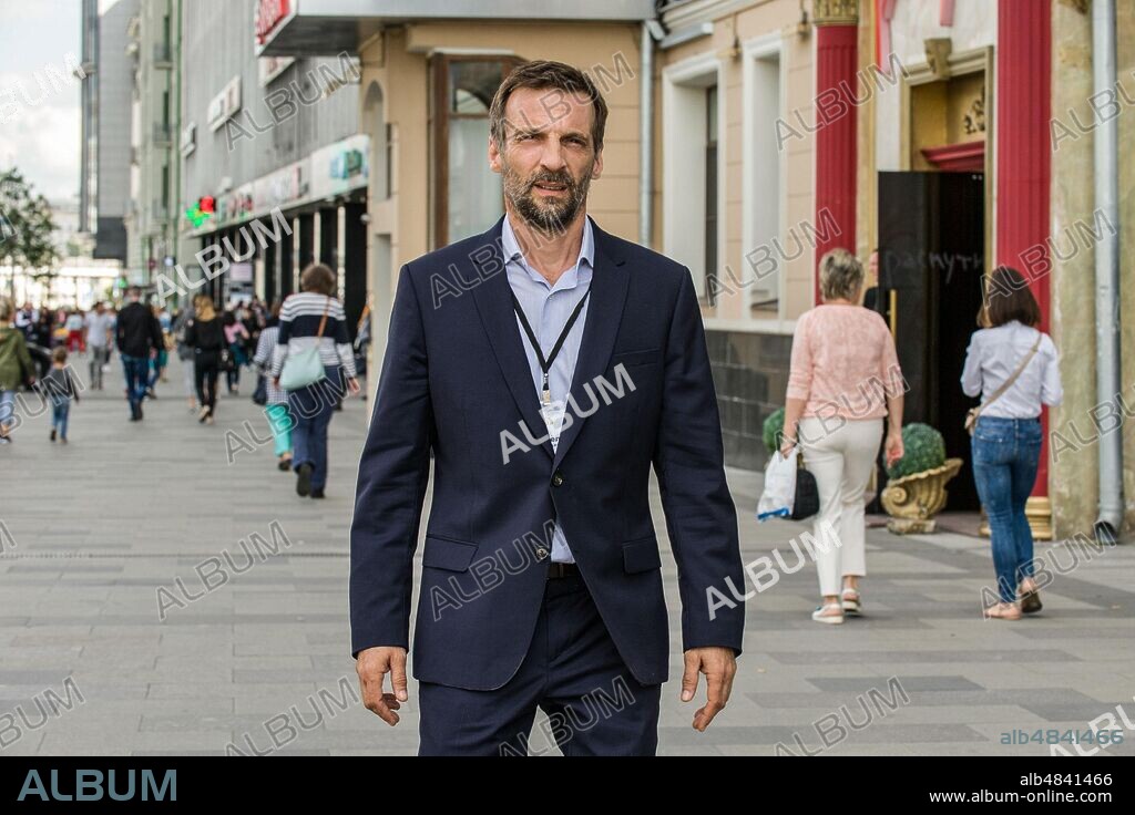 MATHIEU KASSOVITZ in LE BUREAU DES LÉGENDES, 2015, directed by ERIC ROCHANT. Copyright TOP - The Oligarchs Productions/ Federation Ent/ H Films. Season 5.