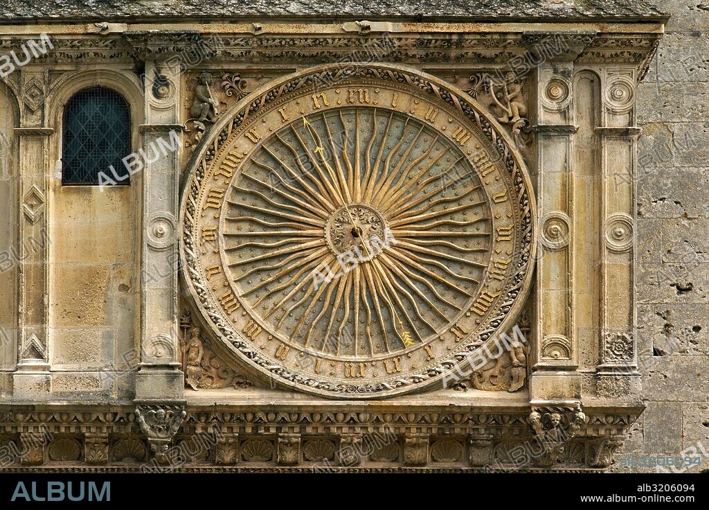 RELOJ EXTERIOR DE LA CATEDRAL DE NOTRE-DAME (NUESTRA SEÑORA DE CHARTRES)  CHARTRES, FRANCIA.
