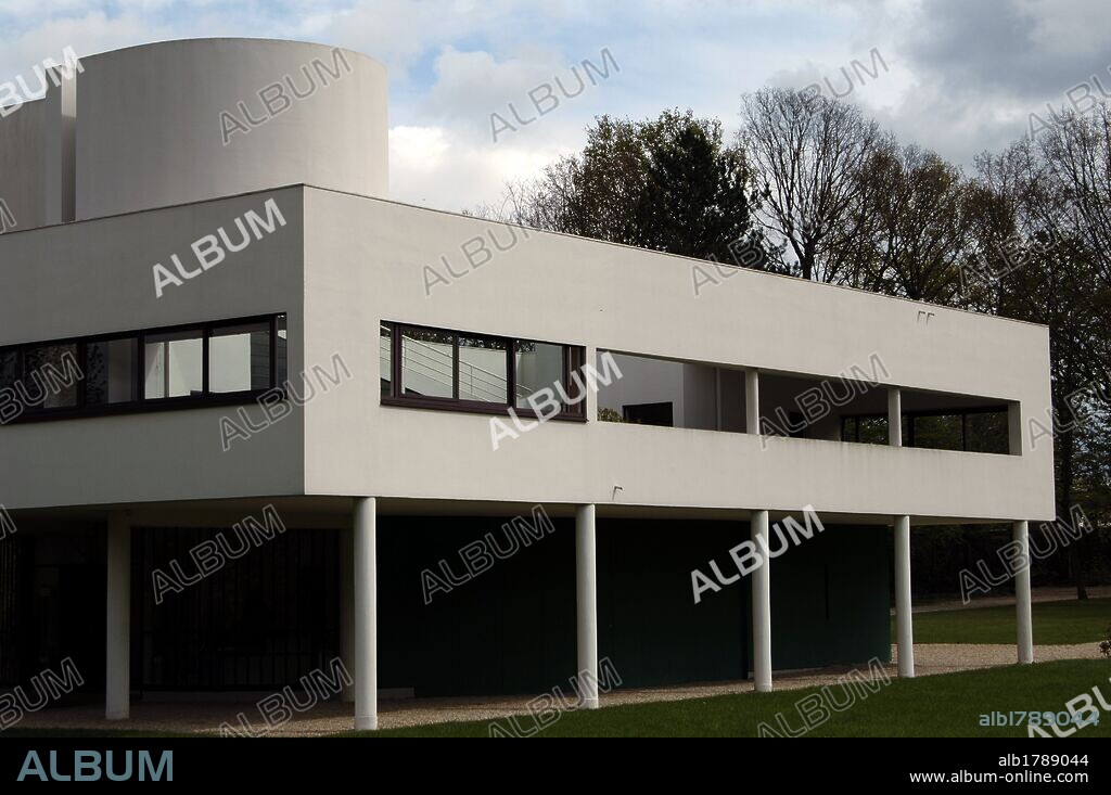 LE CORBUSIER und PIERRE JEANNERET. France. Poissy. Villa Savoye. Designed by Swiss architects Le Corbusier (1887-1965). 1928-1931. International style.