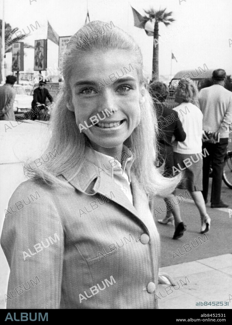 CANNES 1967-05-13. Svenska skådespelaren Pia Degermark porträtterad vid strandpromenaden i Cannes, Frankrike i samband med filmfestivalen 13:e maj 1992, dagen efter hon tagit emot guldpalmen för bästa kvinnliga huvudroll, för sin prestation i filmen "Elvira Madigan".. Foto: AFP / TT / Kod: 400.