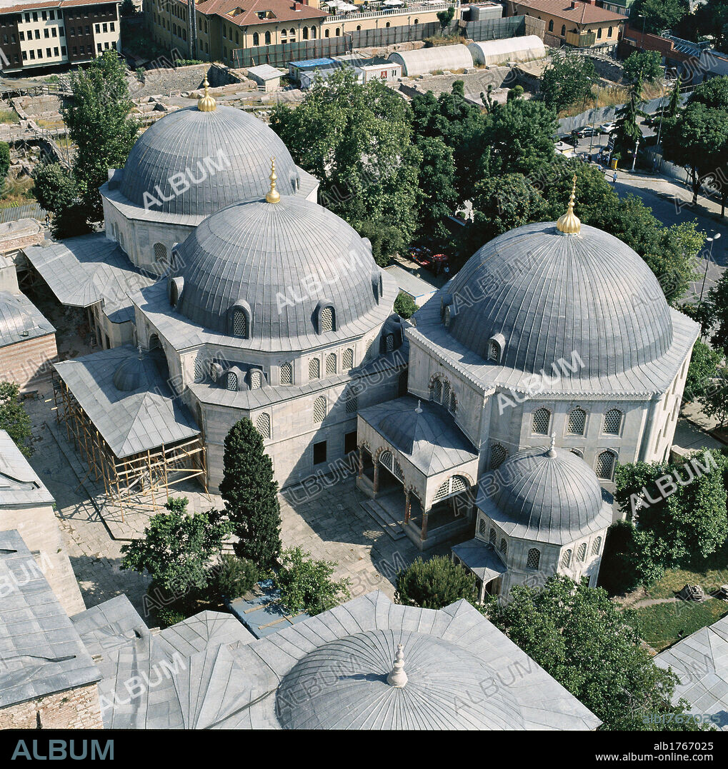 Haghia Sofia Basilica, by Isidore of Miletus known as Isidore of Miletus the Older, 532-537 ante, 6th Century,. Turkey, Istanbul, Istanbul, Hagia Sofia Basilica. Hagia Sophia Basilica exterior Ottoman mausoleums baptistery garden south domes, photo 2009.