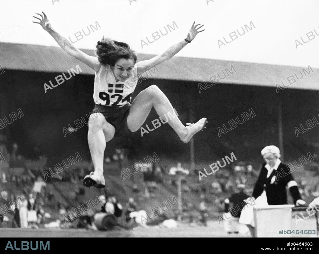 ARKIV 1948. Svenskan Ann-Britt Leyman hoppade hem en bronsmedalj j i längdhopp vid OS i London 1948.. Ann-Britt Leyman, Sweden won a bronze medal i long jumping at the Olympics in London 1948.. Foto: TT / Kod 1900.