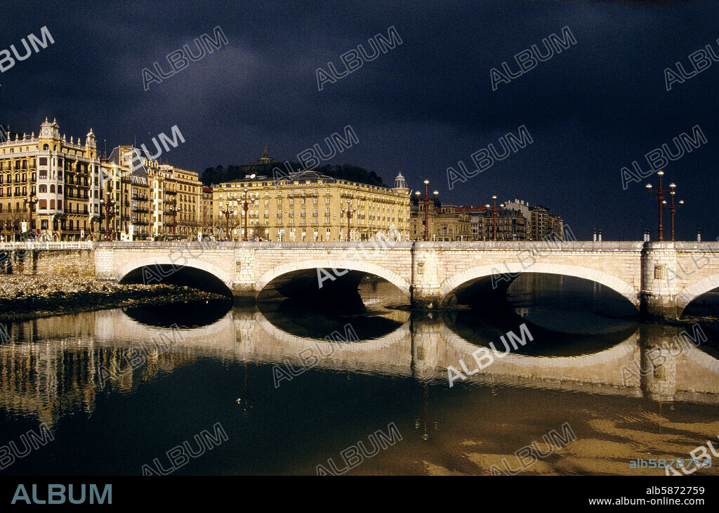 San Sebastián / Donostia; vista de Puente Santa Catalina sobre río Urumea previo a tormenta.