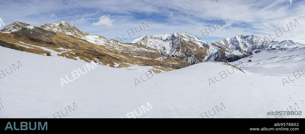 Picos de Culfreda (Pic de Batoua), 3034 m y Bachimala (3.176 m), ascenso al puerto de la Madera, Huesca, Aragón, cordillera de los Pirineos, Spain.