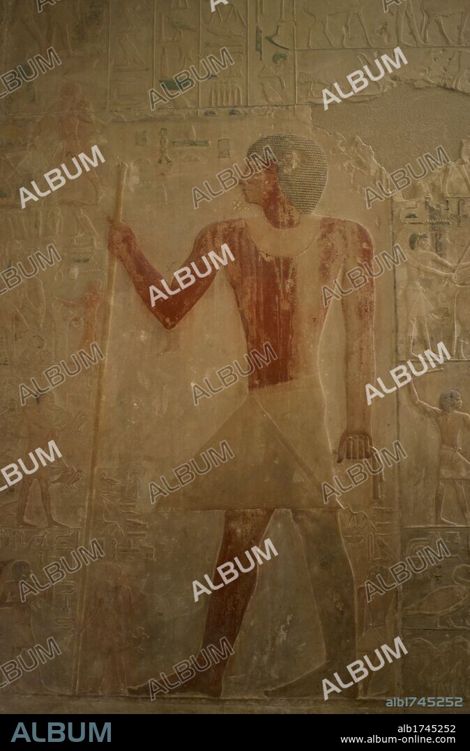 ARTE EGIPCIO. EGIPTO. IMPERIO ANTIGUO. V DINASTIA. MASTABA DE PTAHHOTEP Y AKHETHOTEP (2400 a. C.). Altos funcionarios egipcios, padre e hijo. RELIEVE CON LA REPRESENTACION DE PTAHHOTEP CON COLLAR, PELUCA CORTA Y LARGO BASTON. SAKKARA.