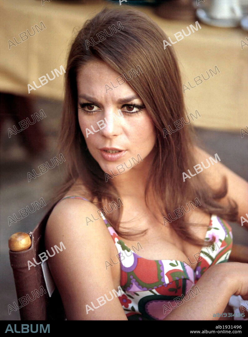 NATALIE WOOD in BOB & CAROL & TED & ALICE, 1969, directed by PAUL MAZURSKY. Copyright COLUMBIA PICTURES.