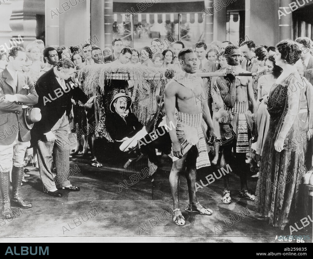 GROUCHO MARX y MARGARET DUMONT en EL CONFLICTO DE LOS MARX, 1930 (ANIMAL CRACKERS), dirigida por VICTOR HEERMAN. Copyright PARAMOUNT PICTURES.