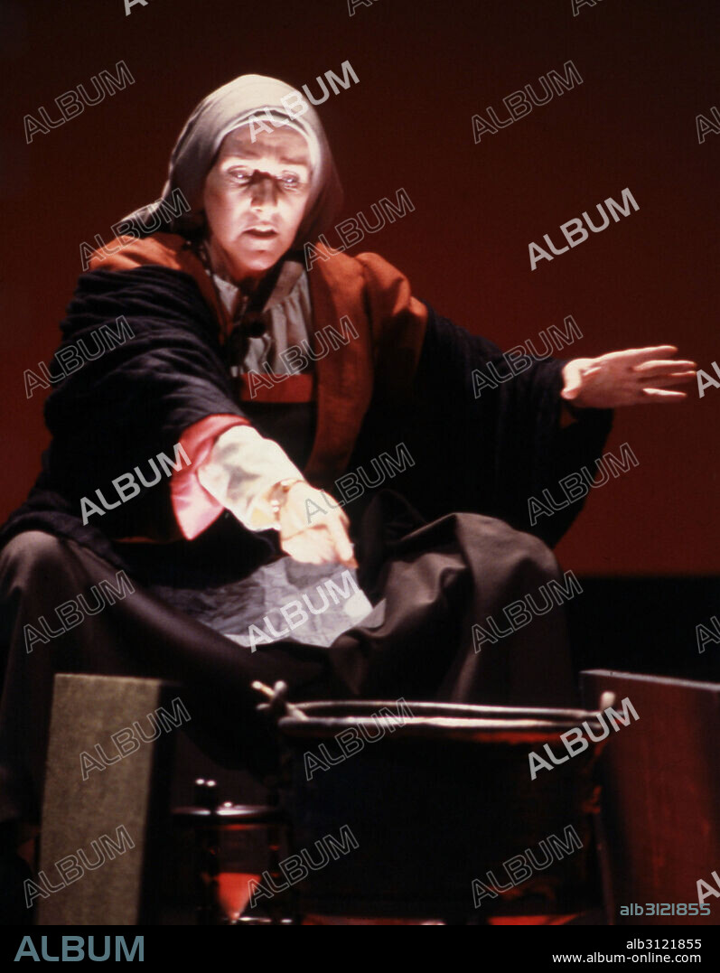 FERNANDO DE ROJAS  ESCRITOR ESPAÑOL .1470- 1541   " LA CELESTINA " , REPRESENTACION TEATRAL EN MADRID , AÑO 1989  DIRECTOR , ADOLFO MARSILLACH  ACTRIZ , AMPARO RIVELLES.