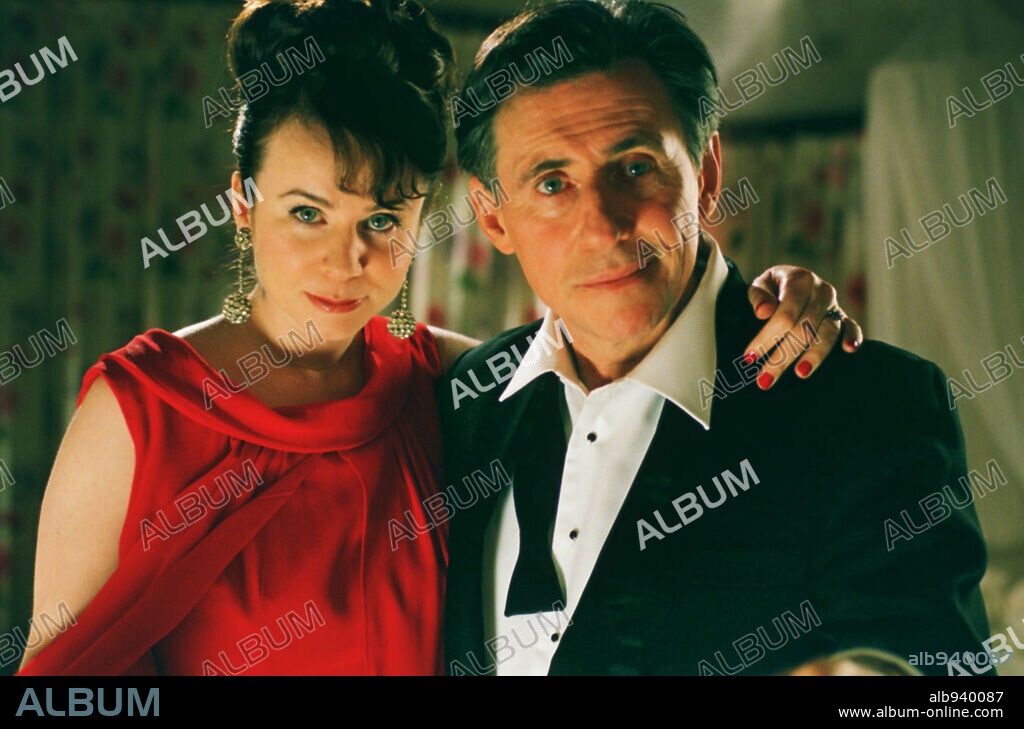 EMILY WATSON and GABRIEL BYRNE in WAH-WAH, 2005, directed by RICHARD E. GRANT. Copyright SCION FILMS LIMITED.