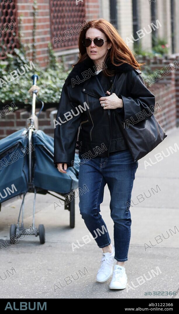Nov. 30, 2015 - New York City, NY, USA - Actress Julianne Moore walks in the West Village on November 30 2015 in New York City. 30/11/2015