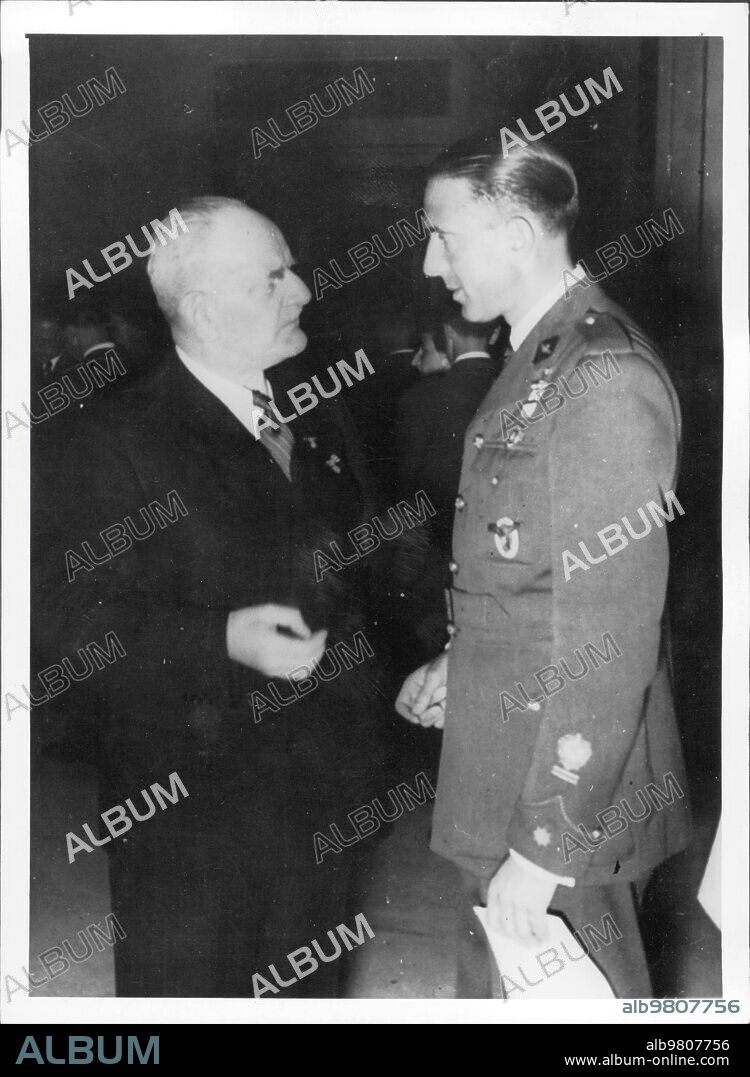 1940. The president of the Hispano-German institute, General Von Faupel, greets Commander Salas, head of the Spanish Aviators that make up the blue division.