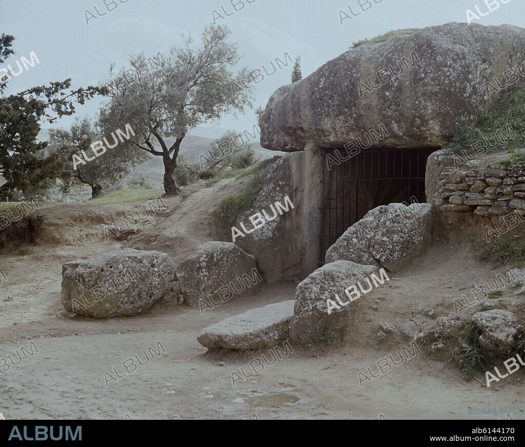 ENTRADA AL DOLMEN DE LA CUEVA DE LA MENGA.