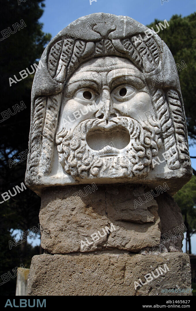 ARTE ROMANO. ITALIA. OSTIA ANTICA. Ciudad romana en la costa del Mar Tirreno, en el antiguo Latium. Era el puerto comercial de la antigua Roma. Detalle de una MASCARA TEATRAL CLASICA en el TEATRO (siglo I a. C.). Cercanías de Roma. Lazio.