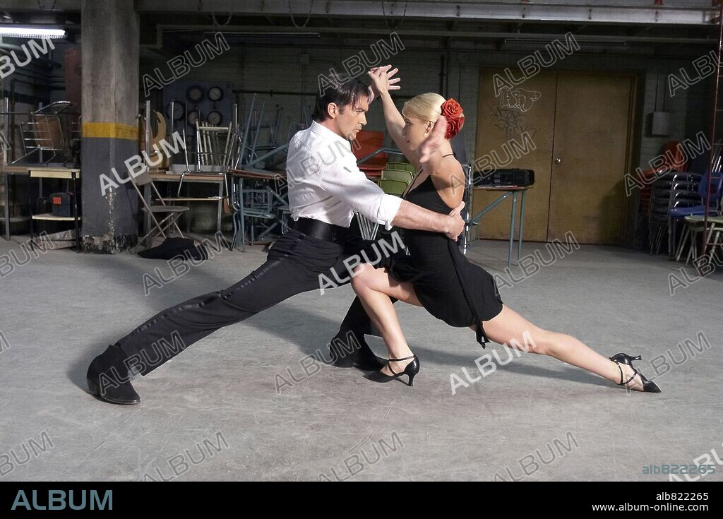 ANTONIO BANDERAS and KATYA VIRSHILAS in TAKE THE LEAD, 2006, directed by LIZ FRIEDLANDER. Copyright NEW LINE CINEMA / HAYES, KERRY.