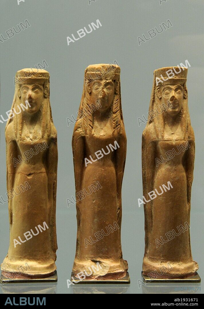 ARTE ANTIGUO. ARE AMEDITERRANEA. Figuras votivas de mujeres con vestidos largos, realizados en moldes por artesanos de los santuarios. Estas figurillas manufacturadas, los peregrinos los daban como presentes para realizar sacrificios. Las figuras están provistas de agujeros para poder ser colgadas en árboles sagrados o altares. 650-470 a. C. Museo Carlsberg Glyptotek. Copenhague. Dinamarca.