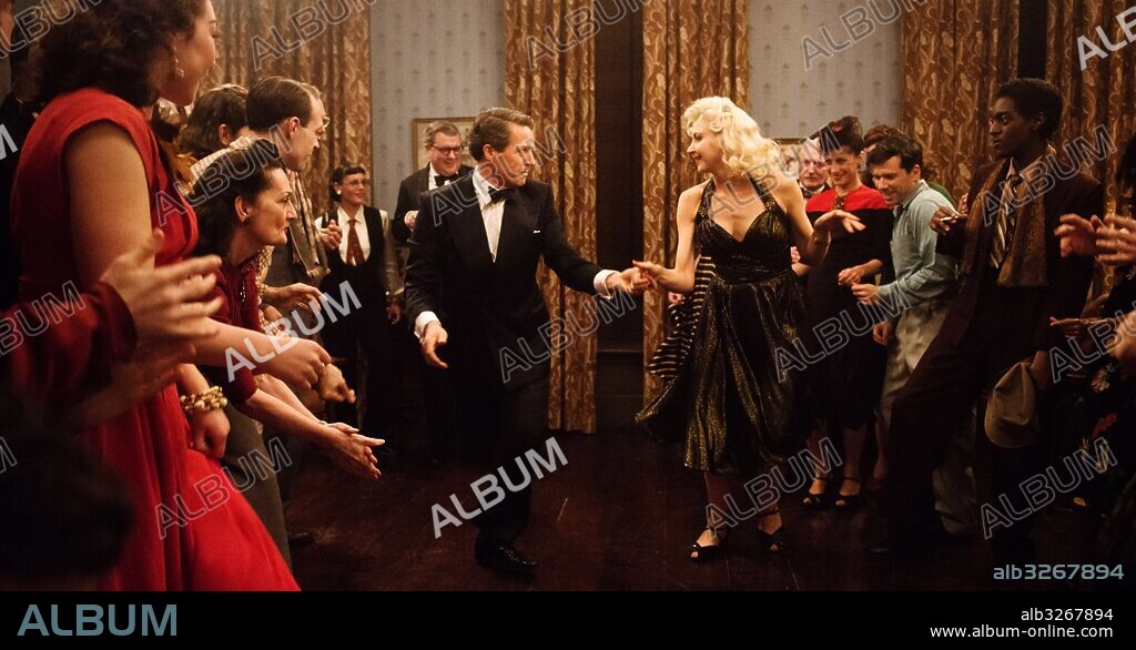 HUGH GRANT y NINA ARIANDA en FLORENCE FOSTER JENKINS, 2016, dirigida por STEPHEN FREARS. Copyright QWERTY FILMS/PATHE/BBCFILMS/PATHE PICTURES INTERNATIONAL.