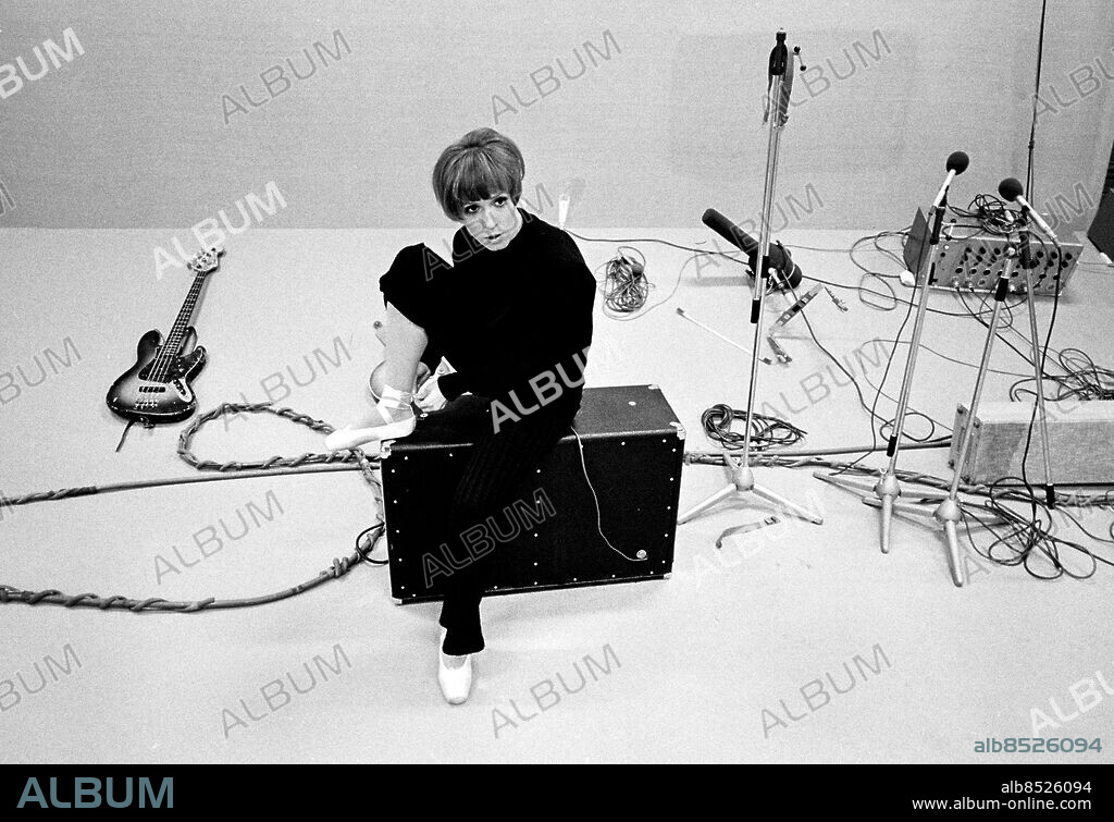 GÖTEBORG 1970-03-10.. MITT NAMN ÄR EVA RYDBERG. TV-underhållning.. Sänt första gången 1970-03-30.. Här ses Eva Rydberg, dansös, clown, sångerska och skådespelerska, i en studio.. Foto: Bertil S-son Åberg / RiR / SVT / Kod: 5600 . Reportage publ. i RiR 14/70 sid. 12-13, 70.. RiR 19767 sv/v neg  . Studiomiljö Gitarrer.