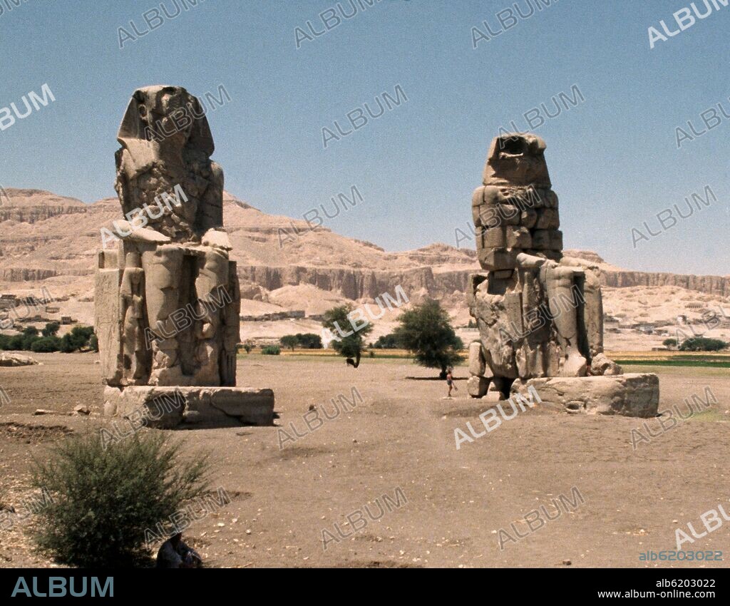 COLOSOS DE MEMNON FUERON CONSTRUIDOS EN EL SIGLO XIV A.C. SON LOS UNICOS RESTOS VISIBLES DEL TEMPLO FUNERARIO DE AMENHOTEP III/AMENOFIS III -EN LOS 70.