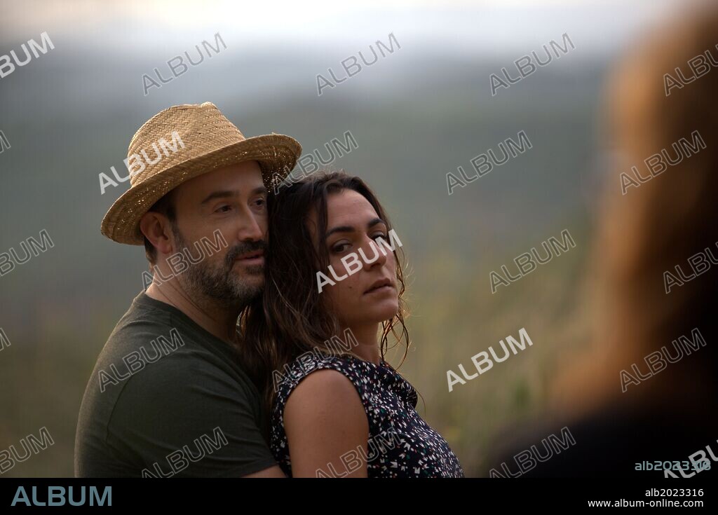 CANDELA PEÑA y JAVIER CAMARA en AYER NO TERMINA NUNCA, 2013, dirigida por ISABEL COIXET. Copyright A CONTRACORRIENTE FILMS.