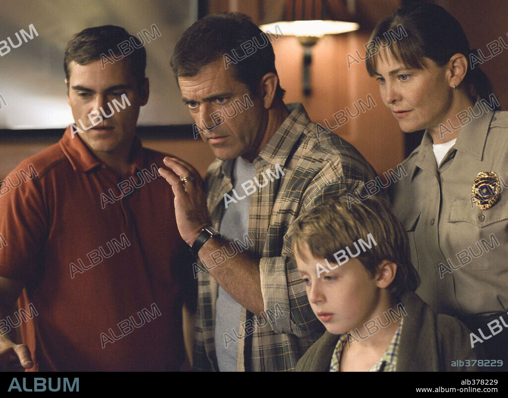 CHERRY JONES, JOAQUIN PHOENIX, MEL GIBSON y RORY CULKIN en SEÑALES, 2002 (SIGNS), dirigida por M. NIGHT SHYAMALAN. Copyright TOUCHSTONE PICTURES / MASI, FRANK.