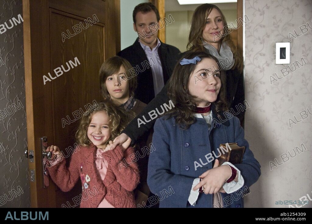ARYANA ENGINEER, ISABELLE FUHRMAN, JIMMY BENNETT, PETER SARSGAARD and VERA FARMIGA in ORPHAN, 2009, directed by JAUME COLLET-SERRA. Copyright WARNER BROS PICTURES.