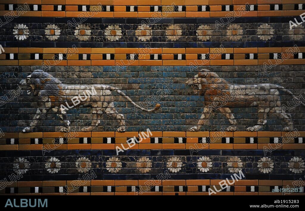 ARTE MESOPOTAMICO. PERIODO BABILONICO. VIA PROCESION con el FRISO DE LOS LEONES. Reconstrucción en cerámica vidriada del original procedente de Babilonia (siglo VI a. C.). Construido durante el reinado de Nabucodonosor II (605-562 aC). Museo de Pérgamo. Berlín. Alemania. PERGAMON MUSEUM. BERLIN.