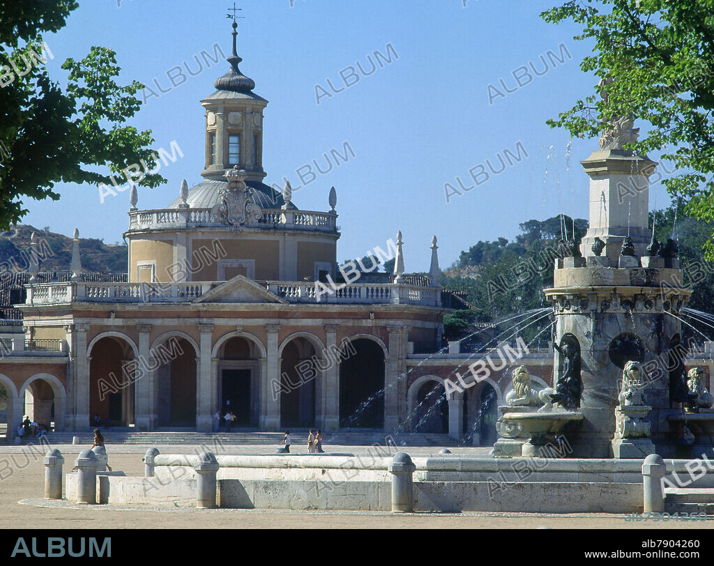 SANTIAGO BONAVIA. EXTERIOR DE LA IGLESIA DE SAN ANTONIO CON LA FUENTE DE LA MARIBLANCA A LA DERECHA.