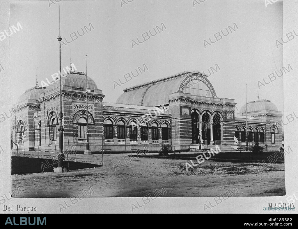 RICARDO VELÁZQUEZ BOSCO. FACHADA DEL PALACIO DE VELAZQUEZ CONSTRUIDO EN 1883 COMO PABELLON PARA LA EXPOSICION DE MINERIA - FOTOGRAFIA EN BLANCO Y NEGRO - SIGLO XX.