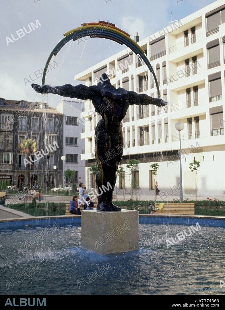 PLAZA - FUENTE CENTRAL CON FIGURA HUMANA CON ARCO IRIS.