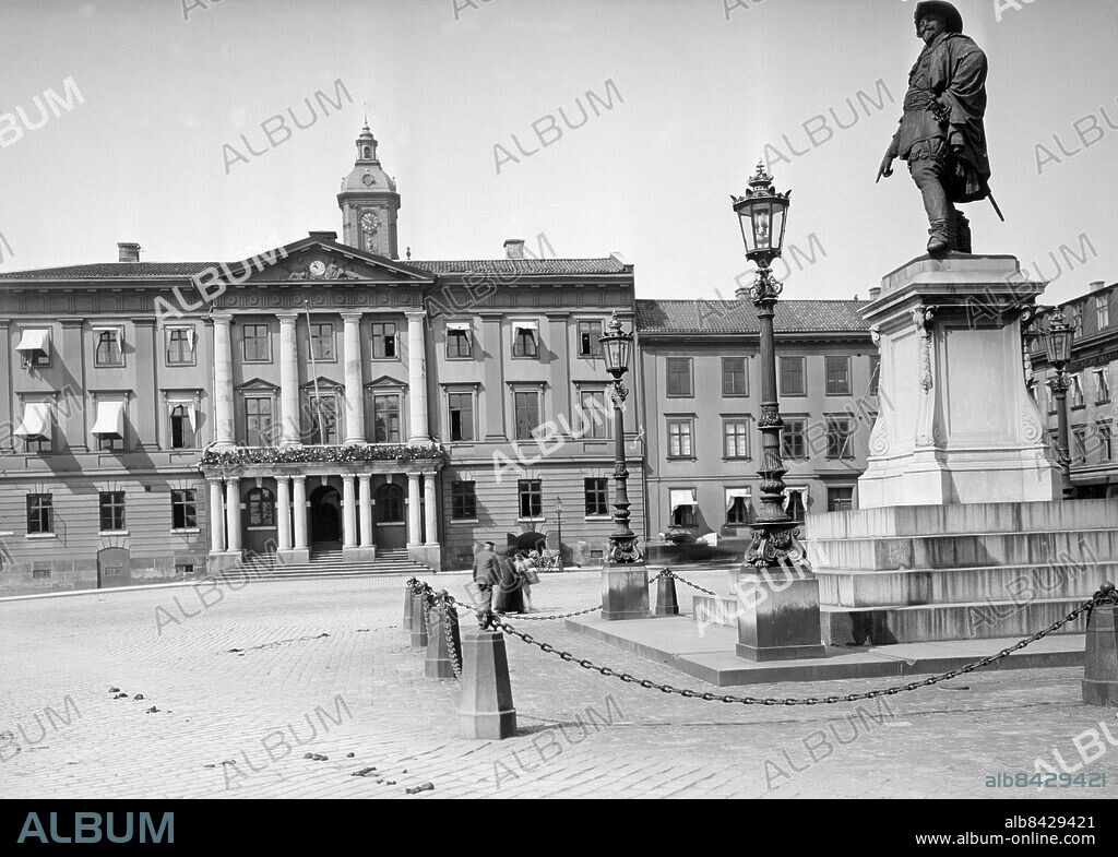 GÖTEBORG 1920-tal.. Utan bildtext. Not. G II A:s staty i Göteborg. Anm. Publ i Den moderna staden tar form s.304: Gustav Adolfs torg i början 1900-talet. Gatlyktor sites: GÖTEBORG ;SVERIGE.