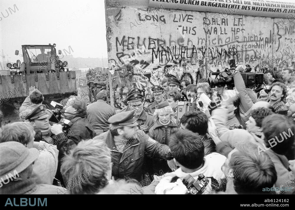 Berlin, 10./11. November 1989: Nach Öffnung der DDR-Grenzen zum Westen (9.11.1989). Öffnung eines weiteren Übergangs am Potsdamer Platz.-Schaulustige, die von Westberliner Polizei zurückgedrängt werden, verfolgen die Entfernung der Mauersegmente durch DDR-Grenztruppen.-Foto.