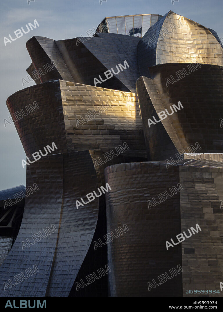 Guggenheim Museum Bilbao, siglo XX, diseñado por Frank O. Gehry, Bilbao, Pais Vasco, Spain.