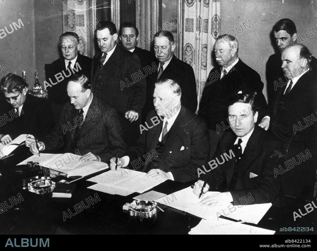 ARKIV - 19381220 Saltsjöbadsavtalet undertecknas mellan SAF och LO. Avtalet reglerade bland annat strejker och permitteringar. Sittande fr.v: Gunnar Andersson, Lo:s andre ordf, August Lindberg, LO:s ordförande, J Sigfrid Edström, ordförande i SAF, Gustav Söderlund, VD i SAF. Stående fr.v: Oscar Karlén, ordf i träindustriarbetareförbundet.,Hilding Molander, ordf i livsmedelsarbetareförbundet, Arnold Sölvén. LO:s advokat, sekreterare, Wiking Johnsson, disponent, VD för Jernkontoret, Carl J Malmros, disponent, AB Klippans Finpappersbruk, Nils Holmström, SAF, sekreterare, Ivar O Larsson, vice VD i SAF. Foto: Pressens Bild Kod: 190 . COPYRIGHT PRESSENS BILD.