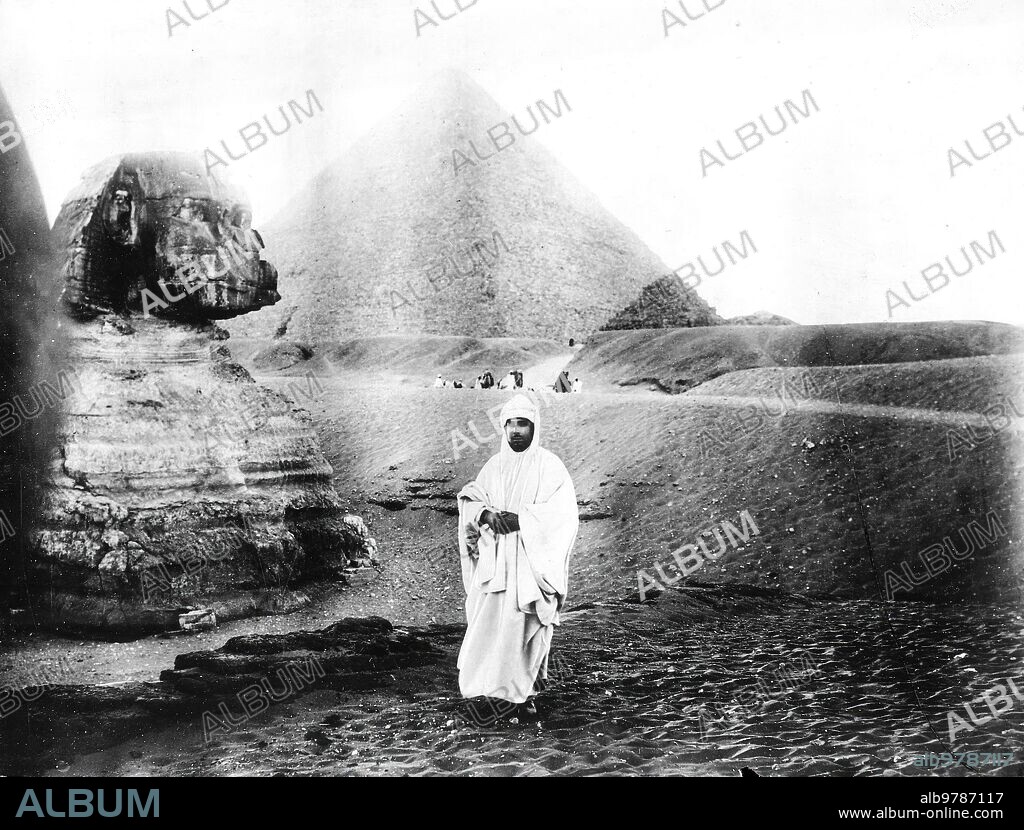 Gizeh (Egipto). 01/07/1910. Abd-el-Aziz, ex-sultán de Marruecos, en Egipto ante la esfinge y las Pirámides de Gizeh.
