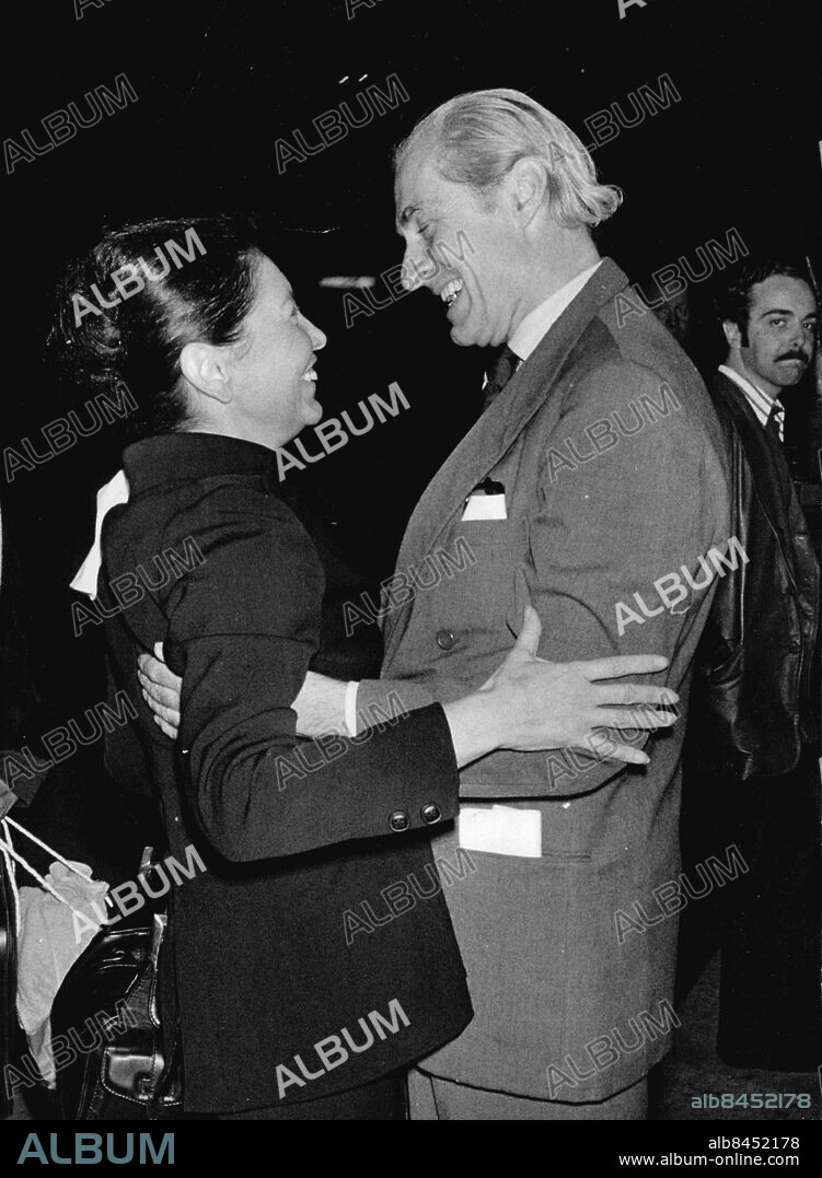 Stockholm 1974-06-05. Miriam Contreras Bell, Salvador Allendes fd sekreterare anländer till Arlanda och möts av diplomaten Harald Edelstam, fd ambassadör i Chile . Foto: Owe Sjöblom / SvD / TT / kod 12014.
