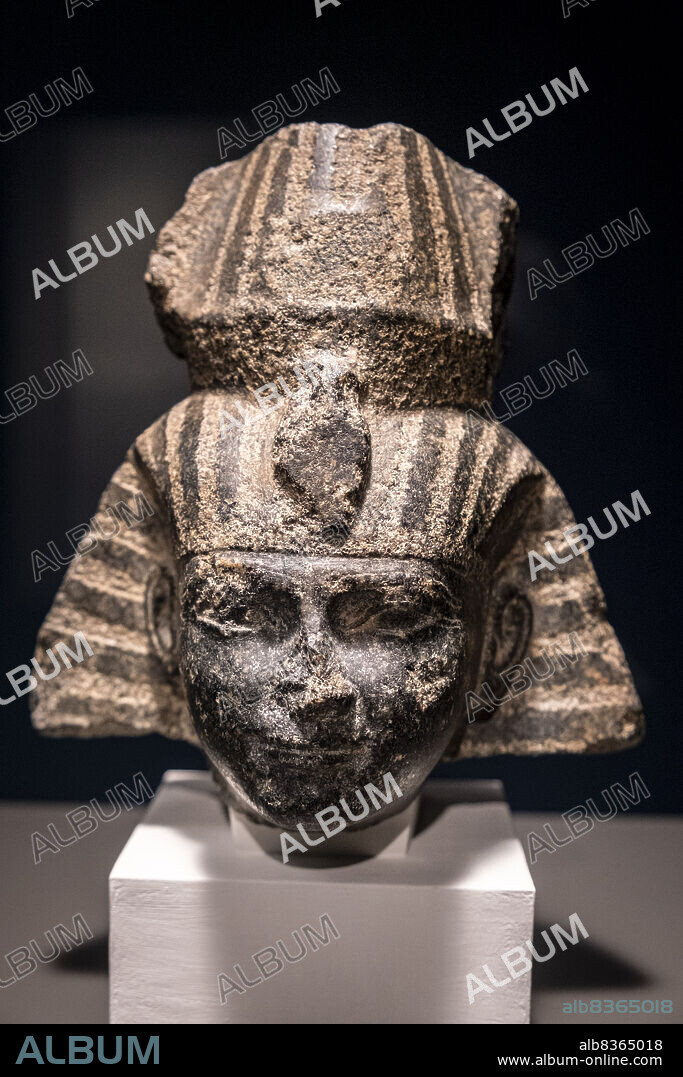 probably head of pharaoh Shabaka, granite, 25th dynasty, 716-702 BC, probably Heliopolis, Egypt, collection of the British Museum.