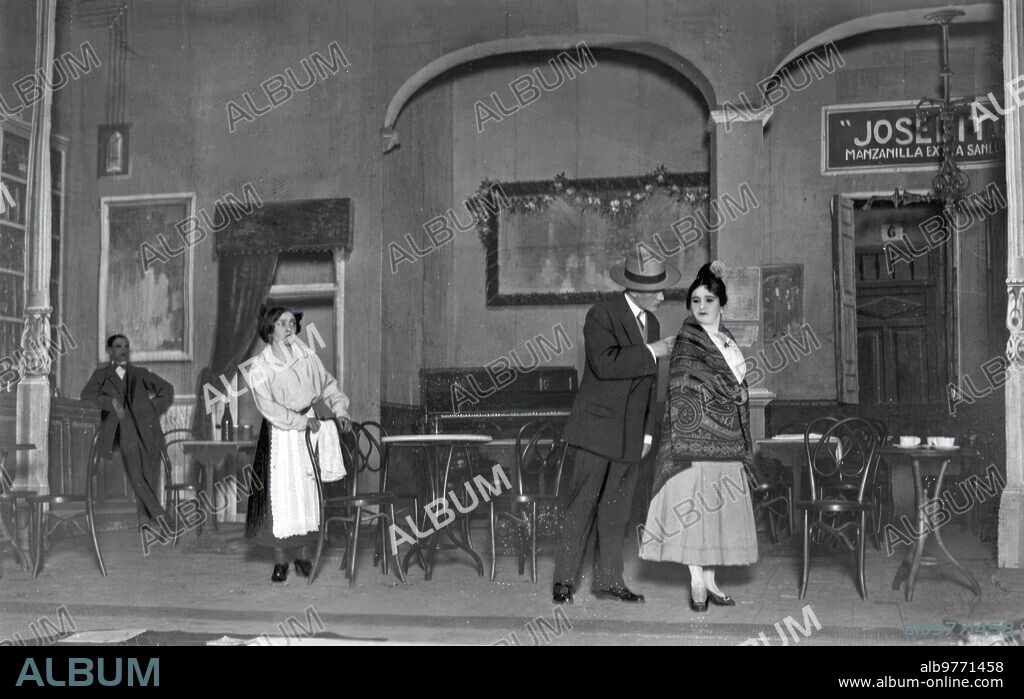 Abril 1917. En el teatro Apolo. Una escena del Sainete, de Muñoz seca y Pérez Fernández, música del maestro Barrera, "el marido de la Engracia".