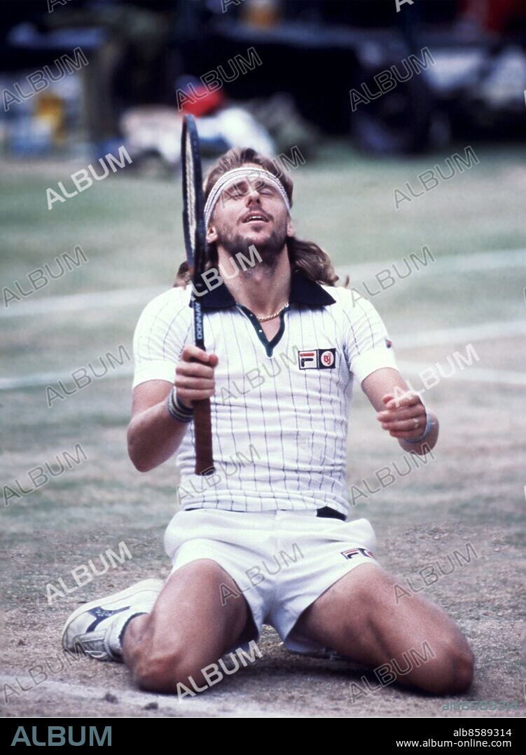 LONDON 19800705 - . Swedish tennis player Bjorn Borg reacts after winning the Wimbledon tennis tournament for the fifth consecutive year. Bjorn Borg defeated John McEnroe in the finals.. *******. Björn Borg vinner Wimbledon för femte gången.. Här i segerposition på knä med slutna ögon.. Foto: NTB / Kod: 20360.