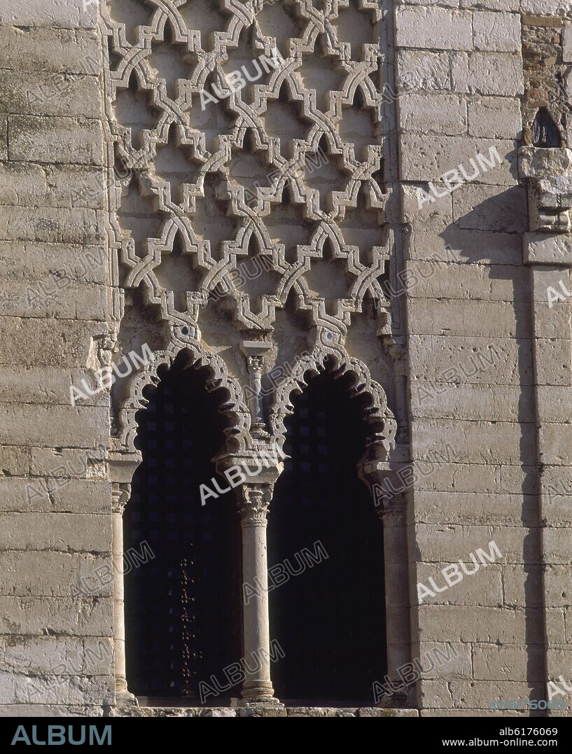 DECORACION MUDEJAR DE LA FACHADA DEL PALACIO DE ALFONSO XI - 1340.