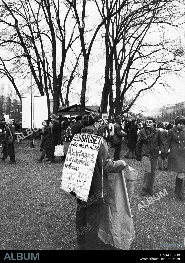 STOCKHOLM 1970-12-13. Hjälp oss att behålla almarna, vädjade Alternativ stad och gick runt med namnlistor. Med högtalare för munnen och plakat på magen vädjade Alternativ Stad på söndagen en sista gång till stockholmarna för att försöka bevara de gamla almarna runt tehuset. Under sju timmars tid skrev 6 725 personer på namnlistorna i Kungsträdgården.. Foto: Jan E Carlsson / DN / TT / kod: 11. ** SVD OUT **.