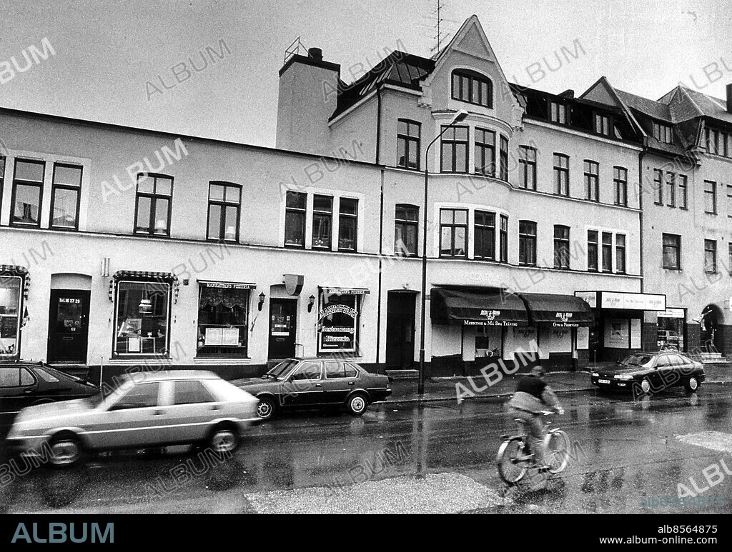 LIMHAMN OKÄNT FOTODATUM.. Pizzerian vid Järnvägsgatan i Limhamn som öppnades av Xhabir Zharku 1988. Idag är han ledare för UCK-gerillan i staden Kacanik i Kosovo. Foto: Magnus af Geijerstam/ Sydsvenskan/ Scandia Photopress Code:680 **F-bild**. COPYRIGHT SCANPIX SWEDEN.